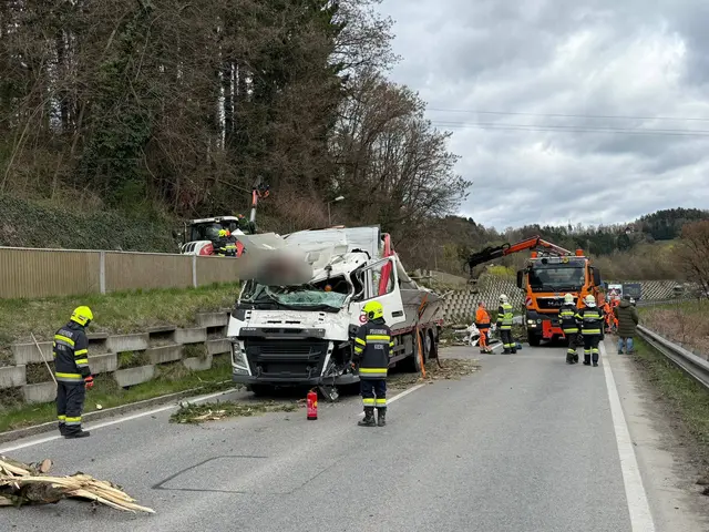 Drei Feuerwehren und die Straßenmeisterei Voitsberg waren am Unfallort, es kam zu Staus. | Foto: FF Krems