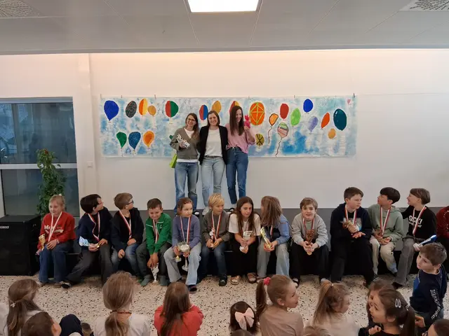 Nach den Schülern und der großartigen Überleitung war die Siegerehrung für die Pädagoginnen an der Reihe, nach dem der Einzige Herr in der VS O der Herr Direktor Hannes Nothdurfter mit Rang 4 vorlieb nehmen musste, krallten sich heuer drei Damen die Stockerlplätze. 2. Schulassistentin Silvia Höck Rang 2. Siegerin Alexandra Holzer - Ziepl, 3. Schulassistentin Frau Mag. Lara Paulitsch.