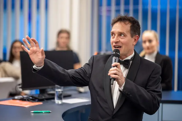 Ausnahmsweise im Smoking -  GR Harald Sorger fuehrt durch den Abend. | Foto: Husar 