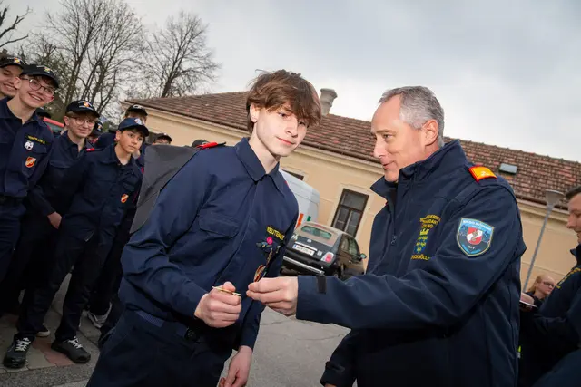 Bezirksfeuerwehrkommandant Michael Bruckmüller bei Überreichen der Abzeichen. | Foto: Pressestelle BFK Mödling / Mathias Seyfert