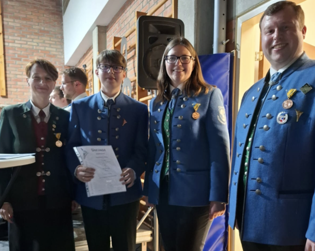 Melanie Tiller, Juliane Hofbauer, und Thomas Herzan übergeben die Auszeichnungen. | Foto: Privat