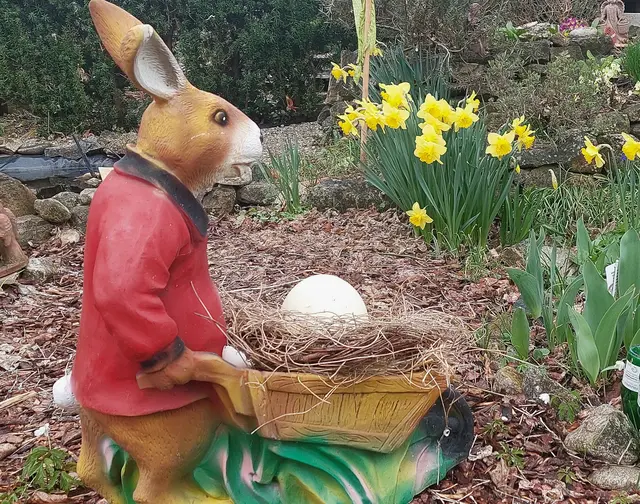 Der Osterhase im Garten
