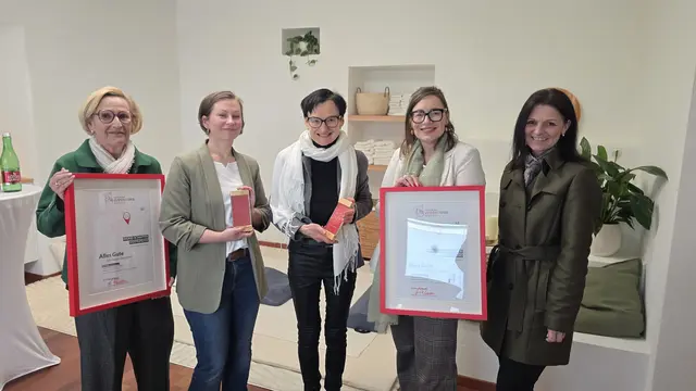 Ein Duo kombiniert Yoga und Shiatsu in der Altstadt