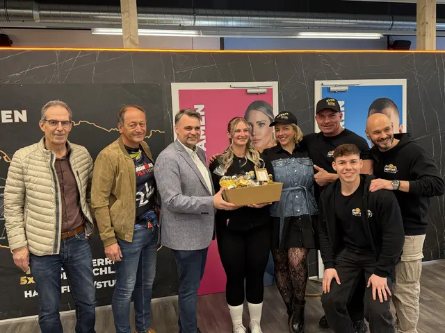 Wirtschaftsbund-Obmann und Gemeinderat Georg Buchner, Triathlet, Gemeinderat und Wirtschaftsbund-Obmann-Stellvertreter Peter Schweinschwaller, Bürgermeister und Landtagsabgeordneter Lukas Michlmayr, Studioleiterin Pia Lampersberger, HappyFit-Geschäftsführerin Carmen Esletzbichler, HappyFit-Gründer und Geschäftsführer Sven Decker, Marketingleiter Valentin Reibmayr und Regionalleiter Paul Mitterhauser. | Foto: HappyFit.
