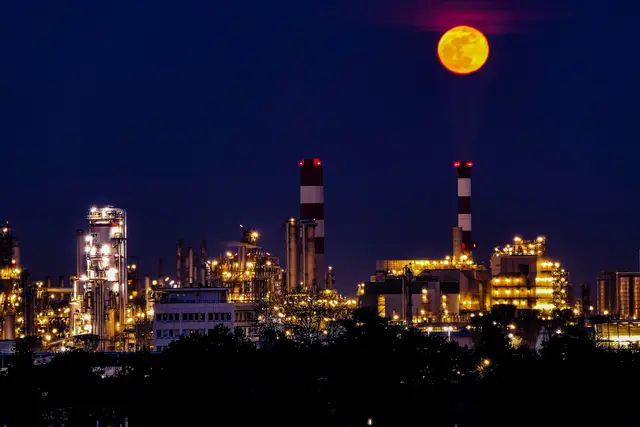 Blutmond über der OMV | Foto: Kurt Dvoran