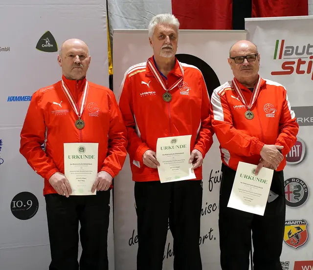 Norbert Stefani aus Roppen (rechts) gewann mit der Tiroler Mannschaft Bronze im Bewerb Luftgewehr Senioren 2 | Foto: Christian Kramer