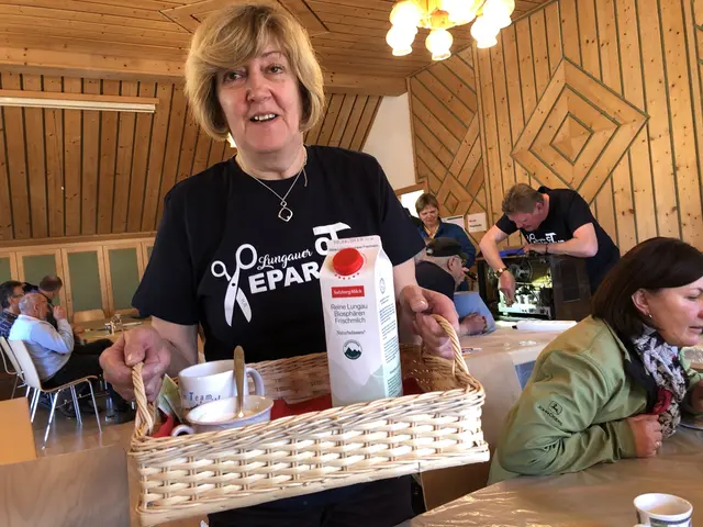 (Archivfoto) Bei einem vergangenen Reparatur-Café-Termin im Lungau: Renate serviert Kaffee und Kuchen. | Foto: pjw