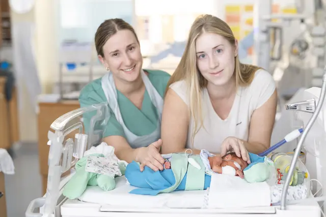 Geborgenheit von Anfang an: Spezialisierte Frühgeborenenversorgung und das aktive Einbinden der Eltern sind wichtige Erfolgsfaktoren bei einem herausfordernden Start ins Leben. | Foto: © Klinikum Wels-Grieskirchen / Nik Fleischmann