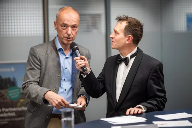 Leobersdorfs Buergermeister Andreas Ramharter praesentiert den Sieger der Fachjury. | Foto: Husar