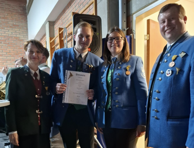 Melanie Tiller, Juliane Hofbauer, und Thomas Herzan übergeben die Auszeichnungen. | Foto: Privat