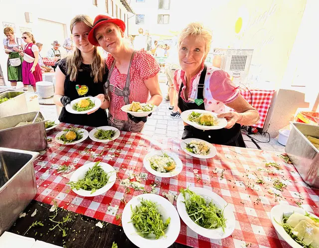 Über 27.000 Knödel werden beim Knödelfest in St. Johann serviert. | Foto: Klaus Kogler