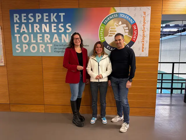Frauen- und Sportreferentin Stadträtin Constance Mochar und Sportamtsleiter Mario Polak begrüßten Irene Tautscher als erste Hallenwartin in der Sporthalle Viktring. | Foto: Büro Stadträtin Mochar