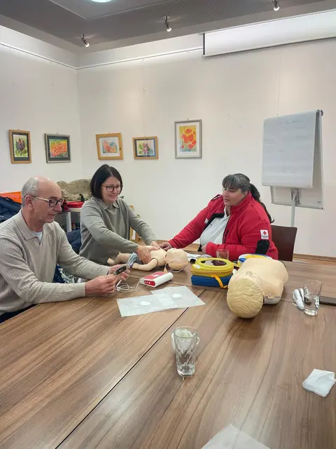 Bei einem Erste-Hilfe-Kurs für Babys und Kinder lernten Eltern und Großeltern wie sie im Notfall helfen können. | Foto: Gemeinde Sigleß