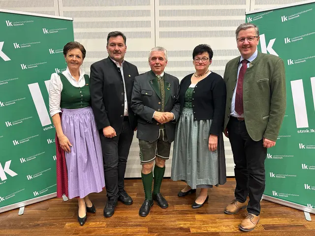 Vizepräsidentin Maria Pein, Kammerobmann-Stellvertreter Josef Andreas Schandl, Kammerobmann Franz Uller, Bezirksbäurin Maria Matzhold mit Andreas J. Steinegger  | Foto: Bezirkskammer Südoststeiermark