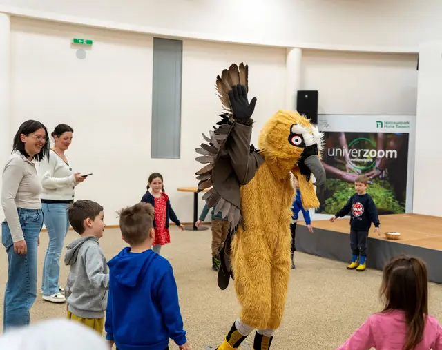 Kindergartenkinder aus Mallnitz machten sich gemeinsam mit Bärbl Bartgeier auf eine spannende Entdeckungsreise durch die alpine Tierwelt. | Foto: NPHT/Justina Heinz