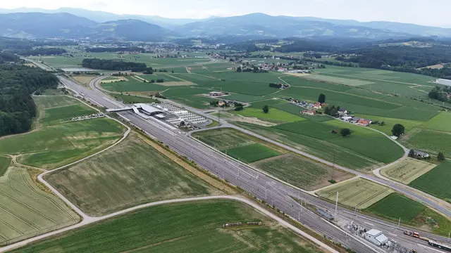 Zum Bahnhof Weststeiermark wurde die neue L637 gebaut. Daneben sollen sich im Koralmpark Betriebe ansiedeln. | Foto: Gernot Ambros