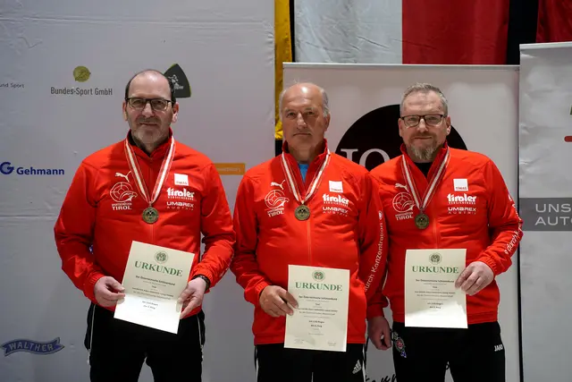 Iwan Bacher (links) mit der Tiroler Mannschaft - Bronze im Bewerb Luftpistole stehend-aufgelegt Senioren 1 | Foto: Christian Kramer