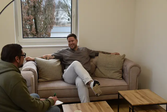 Arzt Lukas Crepaz (r.) gibt Redaktiosleiter Roland Mayr als Betreiber der Zahngesundheit Oberndorf Auskunft zum Thema Zahnmedizin. | Foto: Leni Fischer/Zahngesundheit Oberndorf