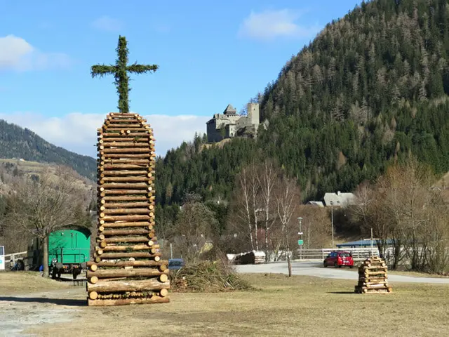 Manche Osterfeuer werden im Lungau kunstvoll arangiert.  | Foto: Lungauer Volkskultur
