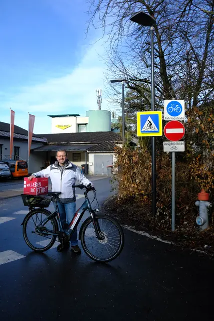 Markus Huber beim Lokalaugenschein im Februar in der Scherenbrandtnerhofstraße nach den Verbesserungsarbeiten der Fahrradstraße. | Foto: Stadt Salzburg/Escabosa