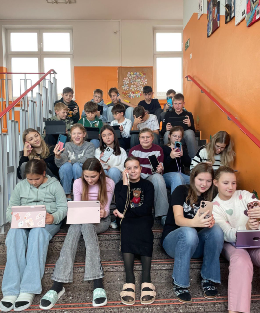 Die 2a schaute sich im DGB-Unterricht die “Dok1 – Drei Wochen Handy-Entzug” an . Dadurch wurden sie motiviert dieses Experiment selbst zu machen.  | Foto: MS Andau