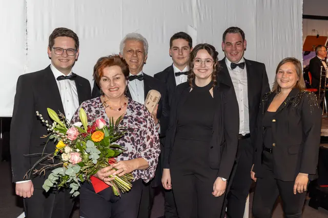 Lukas, Martina, Reinhard, Daniel und Lisa Humenberger-Riesenhuber, mit Christoph Ölsinger und Obfrau Stefanie Postl (v.li.). | Foto: Fritz Lachmayr