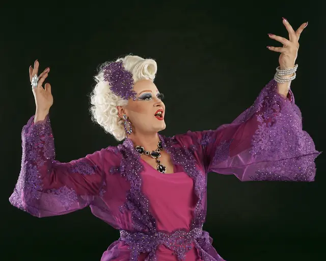 Glamourös: aus ihrer "glitzernden Schublade" holt Dragqueen Gigi La Pajette immer wieder neue Ideen und Formate hervor.  | Foto: Elfriede Pöttgen