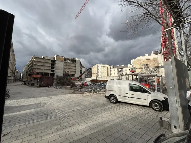 So schaut's hinter dem Bauzaun aus: Links hinten der unangetastete Hotel-Rohbau aus Signas Zeiten, in der Mitte und rechts befand sich der jetzt abgerissene Rohbau für das einst geplante Einkaufszentrum. Die Dachterrasse liegt am Dach des Hotels. | Foto: Mathias Kautzky/MeinBezirk