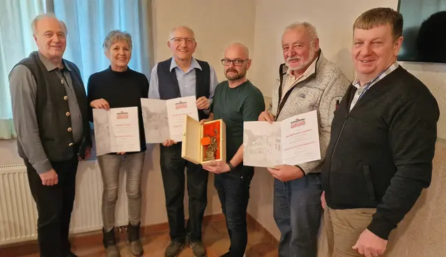 Ehrungen für die fleißigen Helfer im Erlauftaler Feuerwehrmuseum in Purgstall: Museumsleiter-Stellvertreter Franz Knoll, Veronika Ditzer, Museumsleiter Franz Wiesenhofer, Franz Jungwirth, Wilhelm Lashofer und Bezirksfeuerkommandant-Stellvertreter Brandrat Manfred Prankl | Foto: Erlauftaler Feuerwehrmuseum
