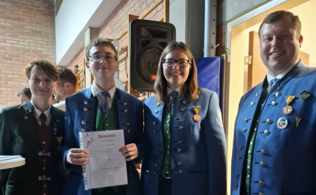 Melanie Tiller, Juliane Hofbauer, und Thomas Herzan übergeben die Auszeichnungen. | Foto: Privat