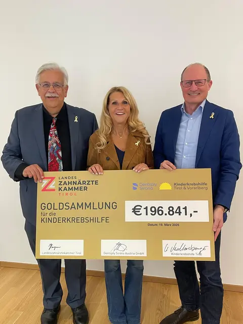 Präsident Paul Hougnon (Landeszahnärztekammer für Tirol), Ursula Mattersberger (Kinderkrebshilfe Tirol und Vorarlberg) und Mag. Heinz G. Moser (Dentsply Sirona)bei der Scheckübergabe. (v.l.) | Foto: Landeszahnärztekammer für Tirol