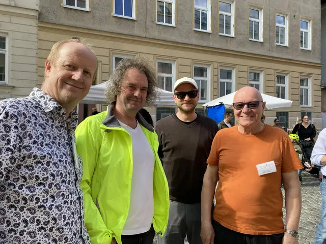 Egon Berger (li.) vom Matznerviertel steht wöchentlich am Markt. | Foto: MaVie