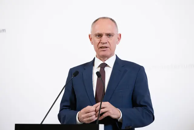 Zahl innerhalb von zehn Jahren verdoppelt: Innenminister Gerhard Karner (ÖVP) bezeichnet die Jugendkriminalität als sein "Sorgenkind". | Foto: Sade Jerabek/MeinBezirk