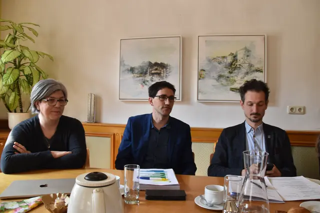 Lenken seit einem Jahr die Geschicke der Stadt Scheibbs: Eva Hottenroth und David Pöcksteiner (SPÖ) sowie Joseph Hofmarcher (BUGS) | Foto: Roland Mayr/MeinBezirk Scheibbs