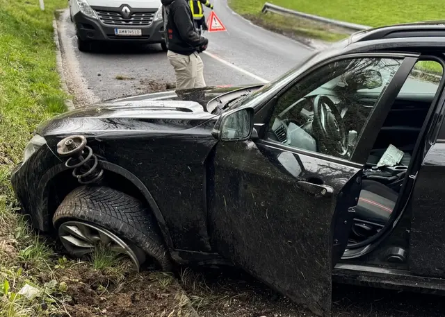 Fahrer wich Reh aus, prallte gegen Straßenrand – zum Glück niemand verletzt