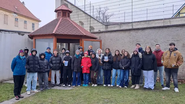 Schülerinnen und Schüler der 4b NMS Mannersdorf mit Helene Müller (BOKU University), Gerald Stradner (Dorf- &amp; Stadterneuerung), Elisabeth Raatz (NMS Mannersdorf), Tabea Wonnebauer, Philipp Stern (IBRI), Jürgen Kleiner (BOKU University), Elisabeth Brandl (NMS Mannersdorf ), Florian Kolbe (Dorf- &amp; Stadterneuerung)
 | Foto: Dorf- &amp; Stadterneuerung
