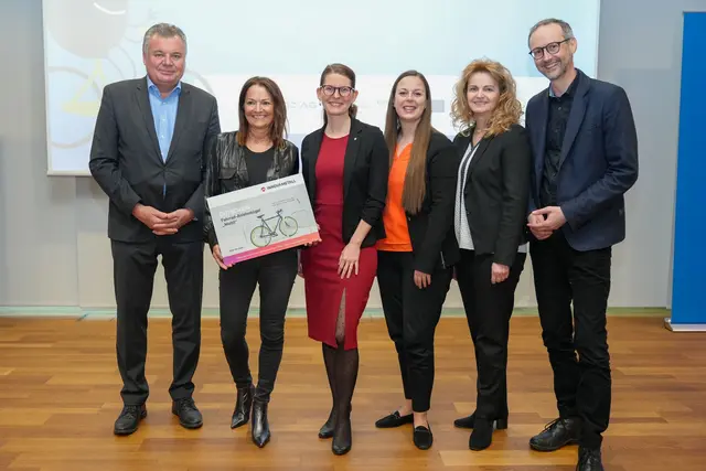 Landesrat Günther Steinkellner, Birgit Sticht (Radbeauftragte Steyr), Anna Maria Demmelmayr-Durst (Vizebürgermeisterin), Julia Granegger (Stadträtin Verkehr, Mobilität, Tourismus, Digitalisierung), Jutta Rinner (Vorstandsdirektorin Linz AG), Norbert Rainer (Geschäftsführer Klimabündnis OÖ) (v. li.). | Foto: Fotokerschi, 