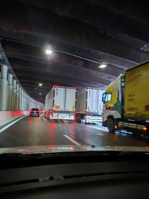 Jeder Verkehrsteilnehmer kennt's: Das Fahrverbot am zweiten Fahrstreifen und Mindestabstände werden von Lkw leider allzu oft missachtet.  | Foto: Kerber