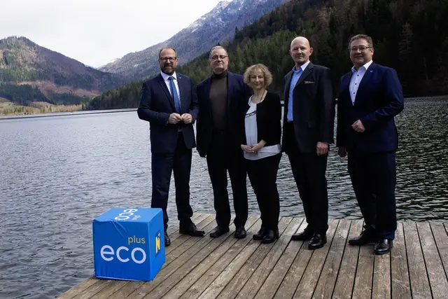 Gewässerforschung am Lunzer See: ecoplus Prokurist Bernhard Ebner, Peter Strauss, Direktor des Bundesamts für Wasserwirtschaft, Gabriele Weigelhofer, Assoc. Prof. an der Universität für Bodenkultur und wissenschaftliche Leiterin am WasserCluster Lunz, ecoplus Prokurist Claus Zeppelzauer und ecoplus Technopolmanager Wieselburg Klaus Nagelhofer | Foto: Marianne Radl Photography/ecoplus