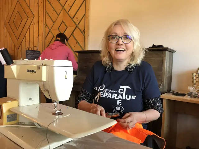 Schneiderin Brigitte bei einem vergangenen Reparatur-Café-Termin im Lungau. (Archivfoto) | Foto: pjw