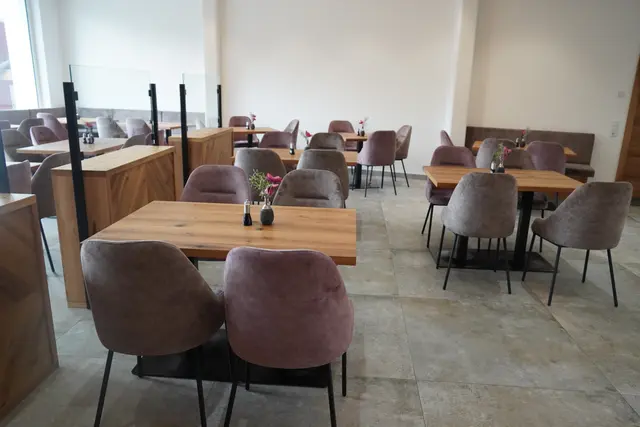 Die Gäste genießen den modernen Frühstücksraum. | Foto: Emanuel Hasenauer