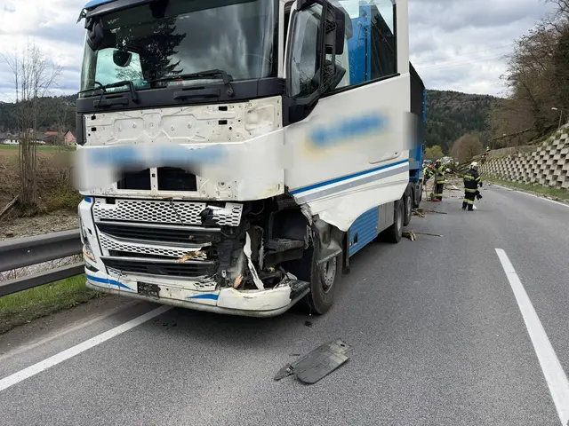 Zwei Lkw wurden von den herabstürzenden Baumteilen getroffen. | Foto: FF Krems