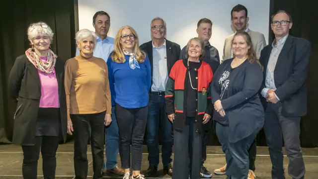 Vorne: Irene Künzel, (Obfrau Kulturszene Kottingbrunn), Walburg Weissenböck, Gabriele Matthes, Sibylle Woletz, Katja Rupf, Franz Schiefer
Hinten: Josef Decker, Franz Grünwald, Klaus Weissenböck, Christian Macho (Bürgermeister von Kottingbrunn) | Foto: Gerhard Maly