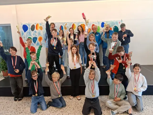 Hier noch einmal das Bild aller Stockerl Platzierten der Oberndorfer Volksschulmeisterschaft im Eisstockschießen. IM nächsten Jahr wird zwanzig Jahre Meisterschaft gefeiert!