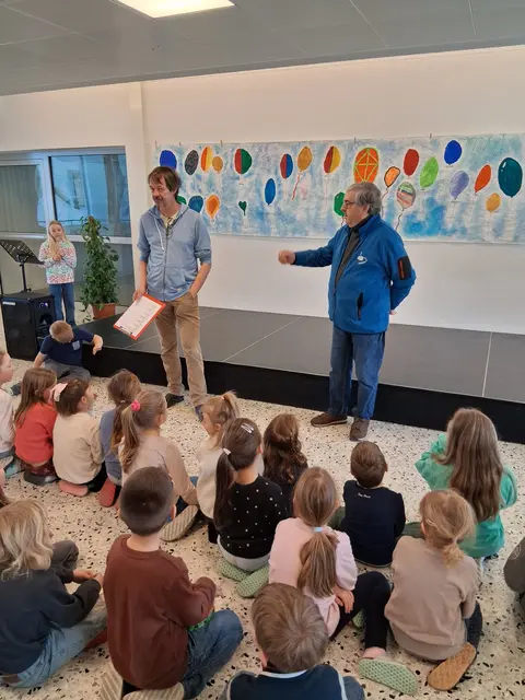 Impressionen;  Schulsport Siegerehrung Volksschule Oberndorf. Begrüßung durch Direktor Hannes Nothdurfter und EC Oberndorf Obmann Georg Brunner.