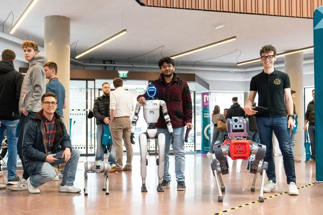 Das Studienzentrum der Montanuniversität Leoben verwandelte sich beim Tag der offenen Tür in einen lebendigen Marktplatz der Zukunft. Zahlreiche Studieninteressierte aus ganz Österreich nutzten die Gelegenheit, um sich über das spezialisierte Studienangebot, die Karrierewege und das einzigartige Campusleben in Leoben zu informieren.
 | Foto: MUL/Tauderer