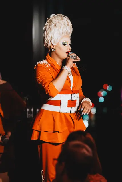 Gigi La Pajette sorgt für ein buntes Potpourri an Veranstaltungen in Salzburg, so wie hier im Arte-Hotel.  | Foto: Georg Kritsch 