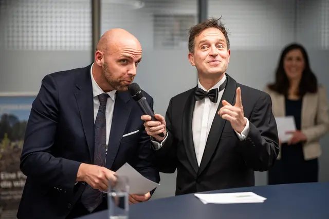 Sparkasse-Regionsleiter Siegfried Feil verkündet Platz 3 der Fachjury. | Foto: Husar