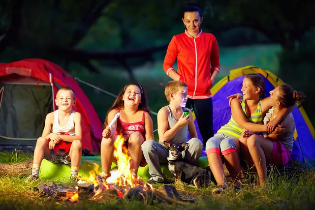Die Sommerbroschüre 2026 des InfoEck der Generationen bietet einen umfassenden Überblick über mehr als 70 Ferienangebote für Kinder, Jugendliche und Familien in Tirol. | Foto: smarterpix (Symbolbild)