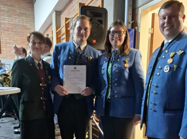 Melanie Tiller, Juliane Hofbauer, und Thomas Herzan übergeben die Auszeichnungen. | Foto: Privat